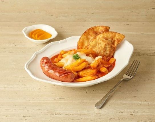 초특급호텔 메뉴에 등장한 '떡볶이·짜파구리'..이색체험에 인기몰이