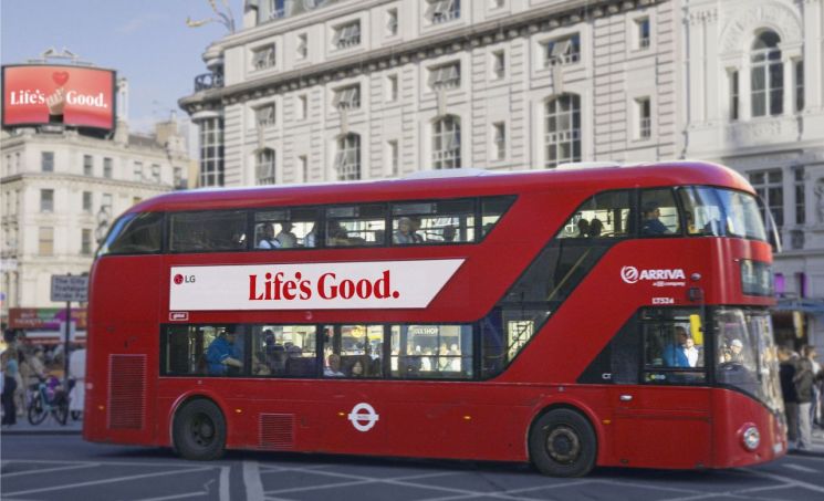영국 런던 피카딜리 광장 옥외전광판에 LG전자 브랜드 홍보 영상을 띄운 모습. Life's Good 브랜드 슬로건을 꾸민 빨간 2층 버스도 운행 중이다.[사진제공=LG전자]