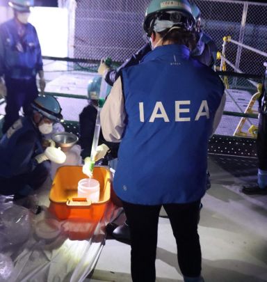 국제원자력기구(IAEA) 직원이 지난 8월 일본 후쿠시마 원전 오염수의 샘플 채취 과정을 관찰하고 있다.[사진=AFP연합뉴스]