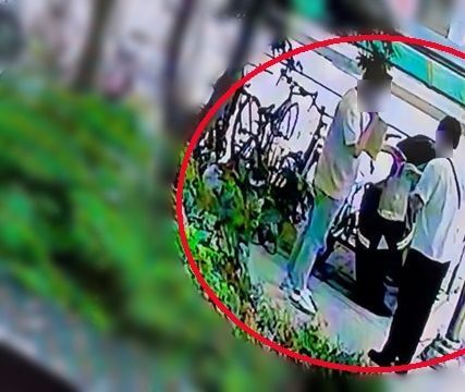 노상에서 보이스피싱 수금책이 다른 수금책에게 상품권이 담긴 종이가방을 전달하고 있다.[사진제공=서울경찰청]