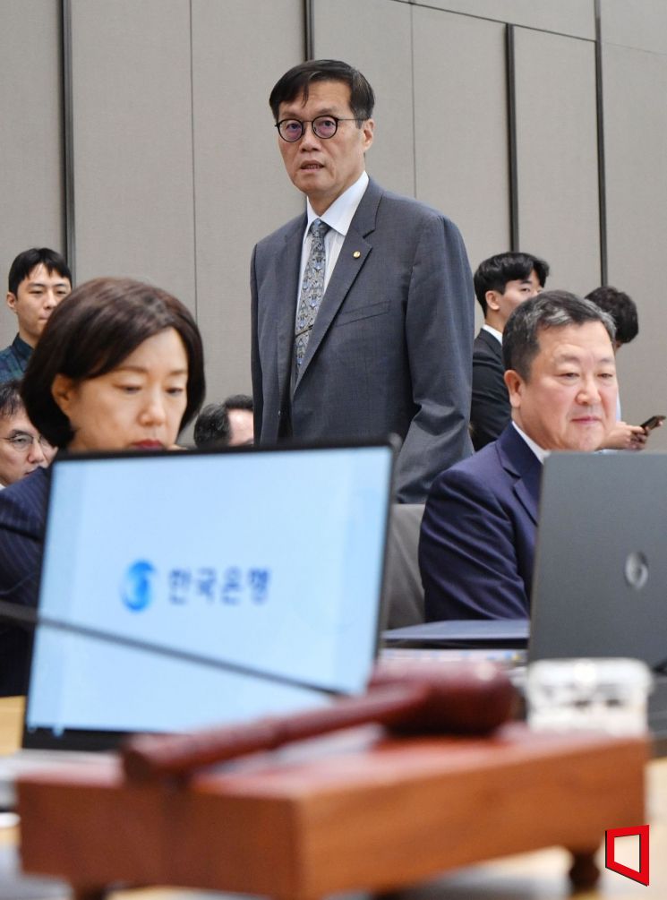한국은행에서 열린 금융통화위원회에 참석한 박춘섭 금통위원(사진 우측)/사진공동취재단