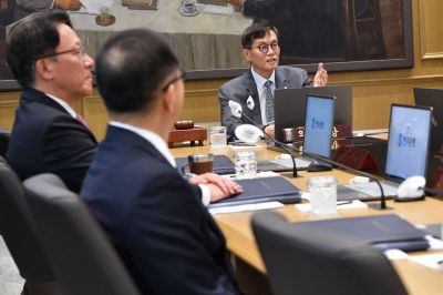 이창용 한국은행 총재가 24일 오전 서울 중구 한국은행에서 열린 금융통화위원회를 주재하고 있다. /사진공동취재단