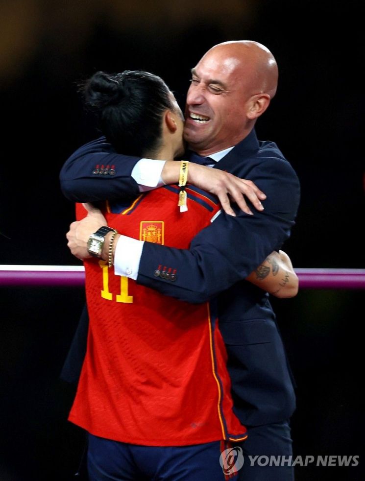 연단에서 포옹을 나누는 에르모소와 루비알레스 스페인 축구협회장/ [이미지출처=연합뉴스]