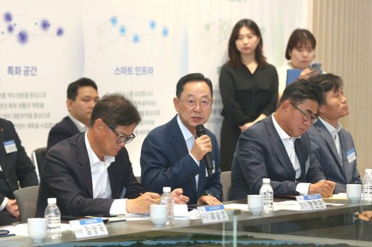 명현관 군수가 솔라시도 기업도시 데이터센터파크 투자협약식에 관한 설명을 하고 있다. [사진제공=해남군]