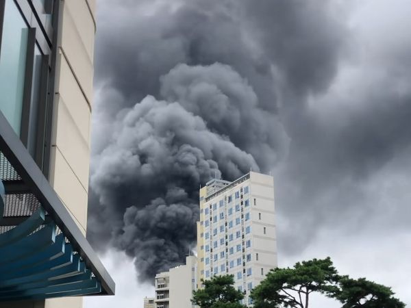 강남 호텔 옥상서 '불'…소방 진화 중