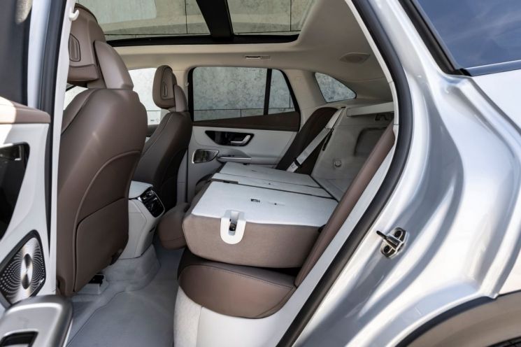 메르세데스 벤츠 EQE 500 4MATIC SUV 뒷좌석을 접은 모습. [사진제공=메르세데스 벤츠 코리아]