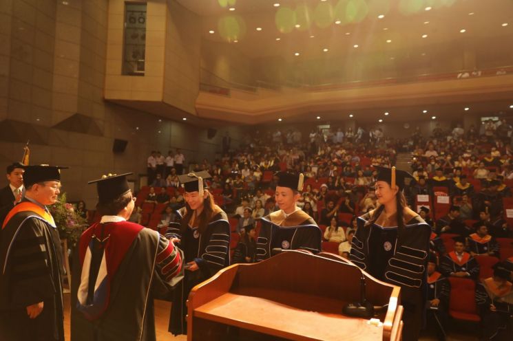이길여 가천대학교 총장이 24일 학위수여식에서 졸업생들에게 학위를 수여하고 있다.