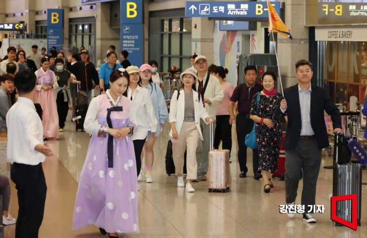 24일 인천국제공항 제1여객터미널에서 중국인 단체 관광객들이 입국하고 있다. 이날 한중 수교 31주년을 기념해 한국관광공사는 중국인 단체 관광객 환대 행사를 진행 했다. 사진=강진형 기자aymsdream@