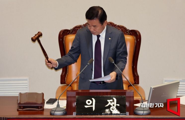 김진표 국회의장이 24일 국회에서 열린 본회의에서 의사봉을 두드리고 있다. 사진=김현민 기자 kimhyun81@