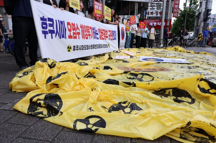 24일 경북 포항 죽도시장 앞에서 포항환경운동연합 등 시민단체로 구성된 후쿠시마오염수방류반대포항시민행동이 일본 원전 오염수 방류에 반대하는 기자회견을 하고 있다. [이미지출처=연합뉴스]
