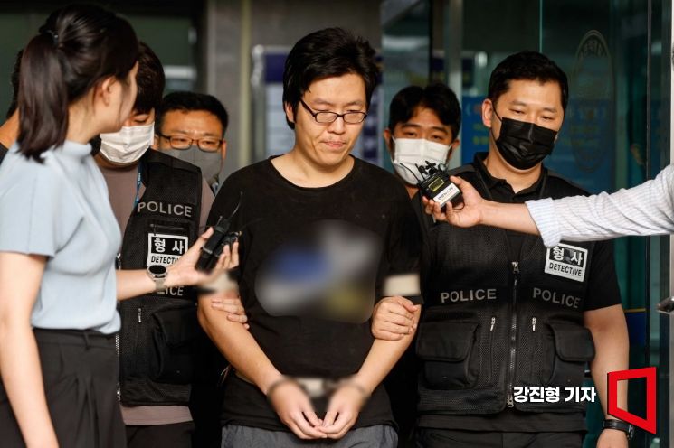 신림동 등산로에서 여성을 성폭행하고 살해한 혐의를 받는 최윤종이 25일 서울 관악경찰서에서 검찰에 송치되고 있다. 사진=강진형 기자aymsdream@