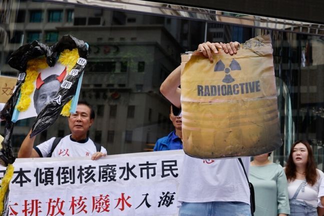 24일 홍콩에서 일본 후쿠시마원전 오염수 방류를 비판하는 시위가 열리고 있다. [이미지출처=로이터 연합뉴스]