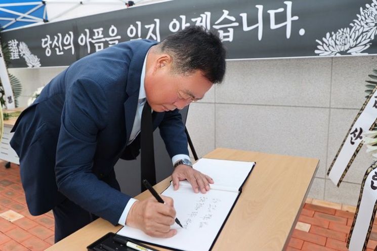 김산 무안군수가 방명록에 “공교육 정상화가 조속히 이뤄지길 바란다”고 적고 있다. [사진제공=무안군]