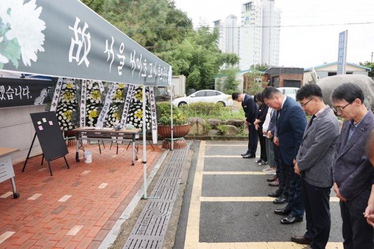 김산 무안군수와 실과장들이 합동으로 서이초 교사를 추모하는 묵념을 하고 있다. [사진제공=무안군]