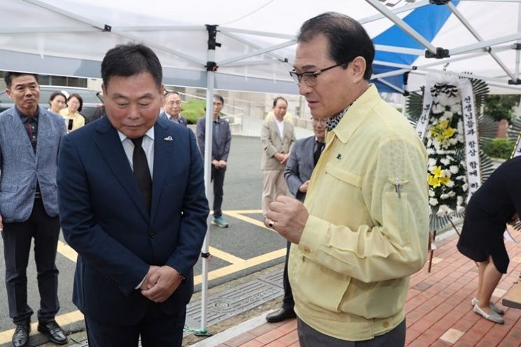 (좌측)김산 무안군수가 김선치 무안교육지원청장과 이야기를 나누고 있다. [사진제공=무안군]
