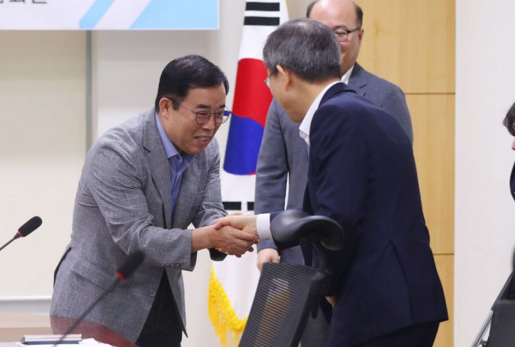 여당 과방위 간사인 국민의힘 박성중 의원과 이종호 과학기술정보통신부 장관이 25일 국회 의원회관에서 열린 CCU 기술고도화 및 위성통신 활성화를 위한 실무당정협의회에서 인사를 나누고 있다. [이미지출처=연합뉴스]