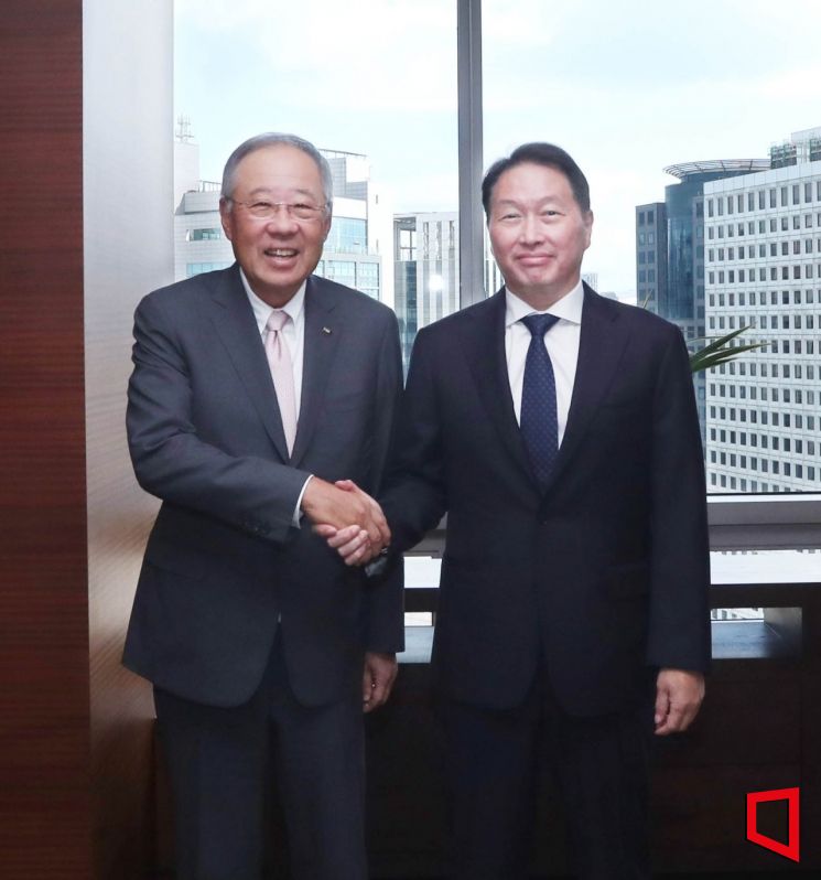 최태원 대한상공회의소 회장(오른쪽)이 25일 서울 중구 대한상의 회관에서 류진 신임 전국경제인연합회 회장(왼쪽)과 기념촬영을 하고 있다.