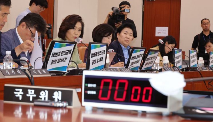 25일 국회 여성가족위원회 전체회의 야당 의원들 자리에 잼버리 원인규명을 같이 하자는 문구가 붙어 있다. 국민의힘 의원들은 불참했다. 김현숙 여가부 장관은 출석하지 않았다. [이미지출처=연합뉴스]