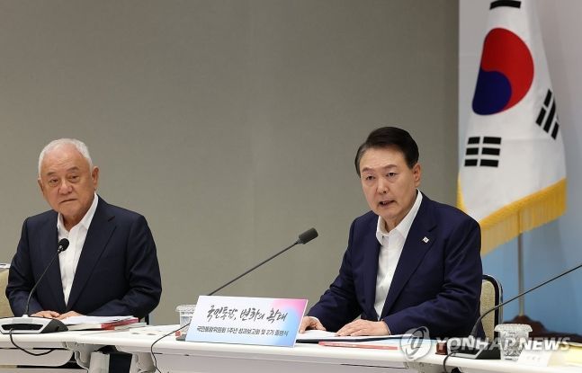 윤석열 대통령이 25일 서울 용산 대통령실 청사에서 열린 국민통합위원회 1주년 성과보고회 및 2기 출범식에서 인사말을 하고 있다. [사진출처=연합뉴스]