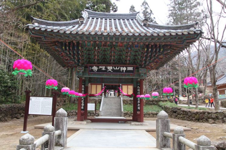 부처 세계로 들어가는 첫 관문, 보물로 가치 재조명