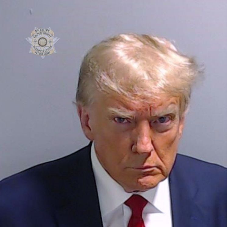 이날 공개된 범인 식별을 위한 사진인 '머그샷'에는 트럼프 전 대통령이 입을 굳게 다문 채 눈을 부릅뜨고 있는 모습이 담겼다. [사진출처=AP·연합뉴스]