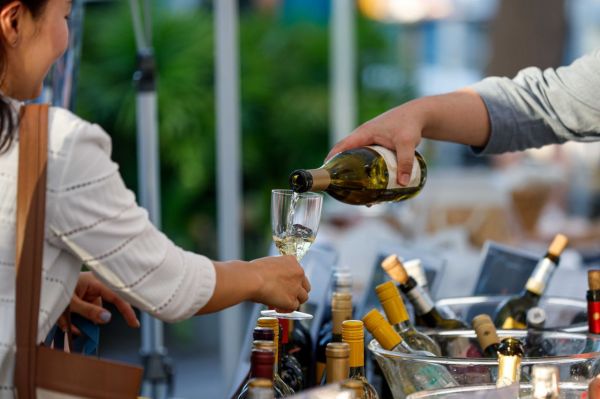 서울 세빛섬 플로팅아일랜드에서 열린 '2023 글로벌 와인 앤 푸드 트립'에서 참가자들이 다양한 와인을 즐기고 있다. 사진=강진형 기자aymsdream@