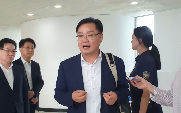 홍남표 경남 창원특례시장이 취재진의 질문에 답하고 있다. [사진=이세령 기자]