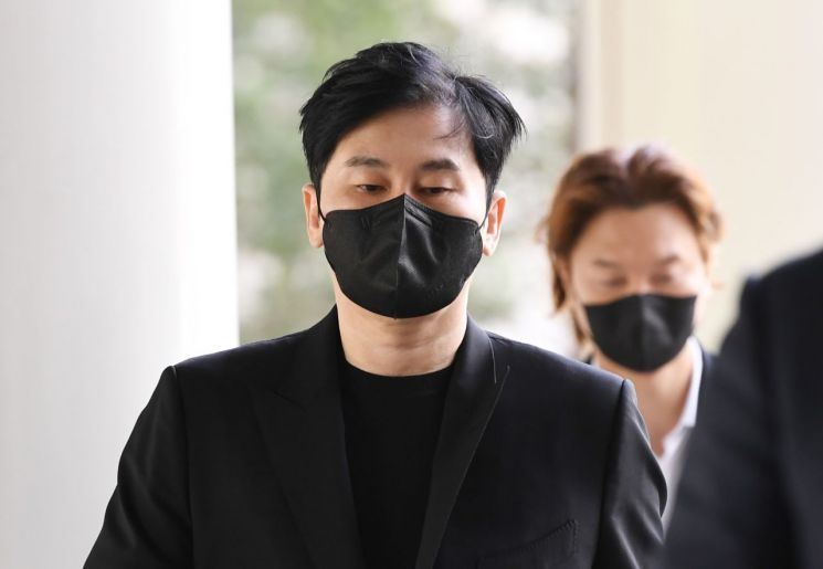 양현석 전 YG엔터테인먼트 대표가 지난 4월 서울 서초구 서울고등법원에서 열린 특정범죄 가중처벌 등에 관한 법률 위반 등의 혐의 관련 첫 항소심 공판에 출석하고 있다. [사진 출처=연합뉴스]