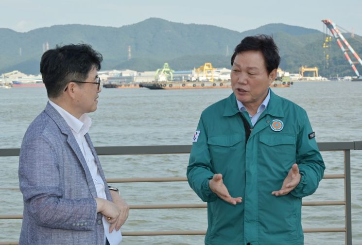 박완수 경남도지사가 창원시 마산항 제2부두에서 해양 방사능 조사 현황에 대해 이야기하고 있다. [사진제공=경남도청]