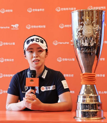 김수지가 한화 클래식에서 ‘메이저퀸’에 등극한 뒤 인터뷰를 하고 있다.[사진제공=KLPGA]
