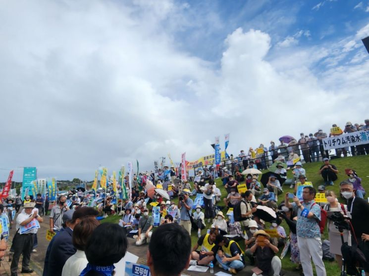 27일 일본 후쿠시마현 이와키시에서 오염수 방류 규탄 집회가 열리고 있다. [이미지출처=연합뉴스]