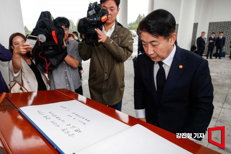 이동관 방송통신위원장이 28일 서울 동작구 국립서울현충원을 찾아 방명록을 작성한 뒤 인사하고 있다. 사진=강진형 기자aymsdream@