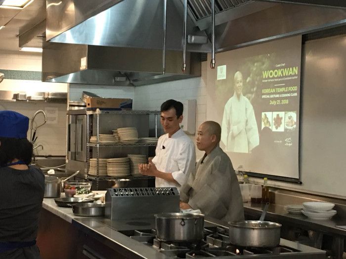 사찰음식 전문가 우관스님이 뉴욕 CIA 요리학교에서 요리 실습을 진행하는 모습. [사진제공 = 문화체육관광부]