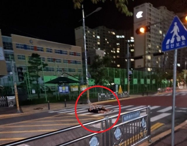 "오늘 민식이법 놀이하자" 야밤 도로에 드러누운 아이들