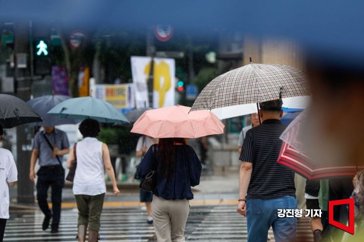 [포토]우산 쓰고 이동하는 시민들
