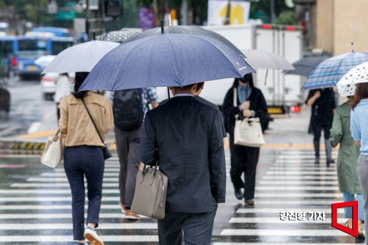 전국이 대체로 흐리고 곳곳에 비가 내리고 있는 28일 서울 종로구 광화문 네거리에서 시민들이 우산을 쓰고 이동하고 있다. 사진=강진형 기자aymsdream@