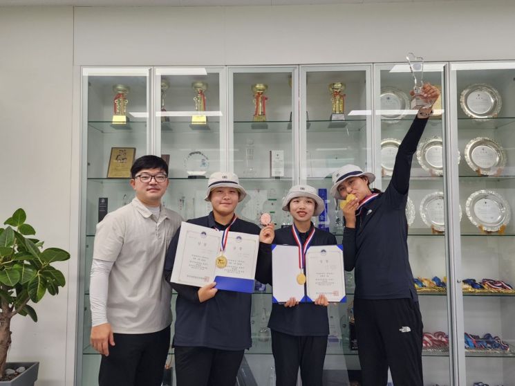 강현종 동서대 감독과 한주희, 조민서, 박세은 선수(사진 왼쪽부터)가 메달을 보여주며 기뻐하고 있다