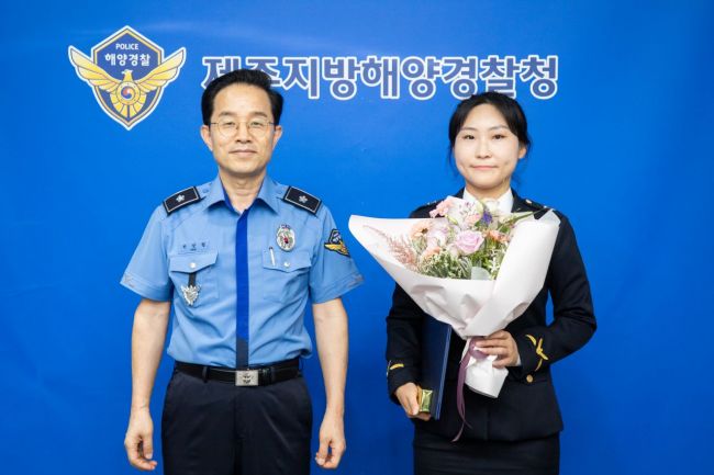 한상철 제주해경청장이 생명 구한 김지현 순경에게 제주지방해양경찰청장 표창을 수여했다.[사진제공=제주해경청]