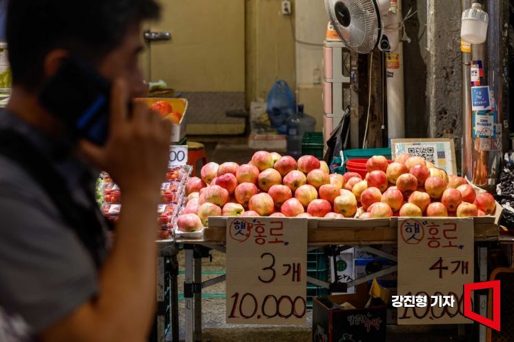 [포토]추석 앞두고 홍로 사과 진열된 전통시장