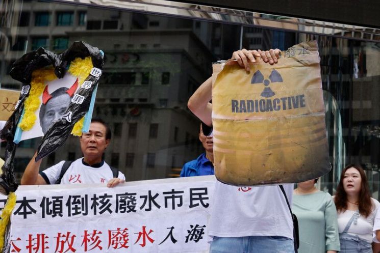 지난 24일(현지시간) 홍콩에서 일본 후쿠시마원전 오염수 방류를 비판하는 시위가 열리고 있다. [이미지출처=로이터연합뉴스]