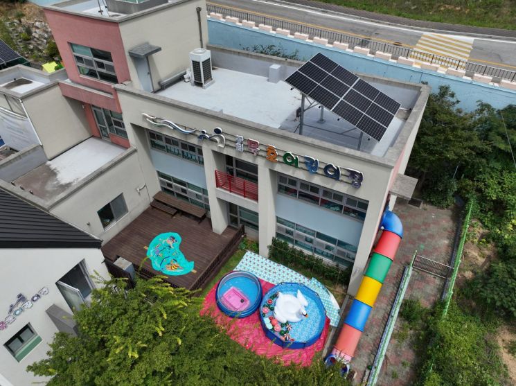 한국석유공사가 기증한 KNOC 드림 햇빛에너지 1호가 설치된 모습.