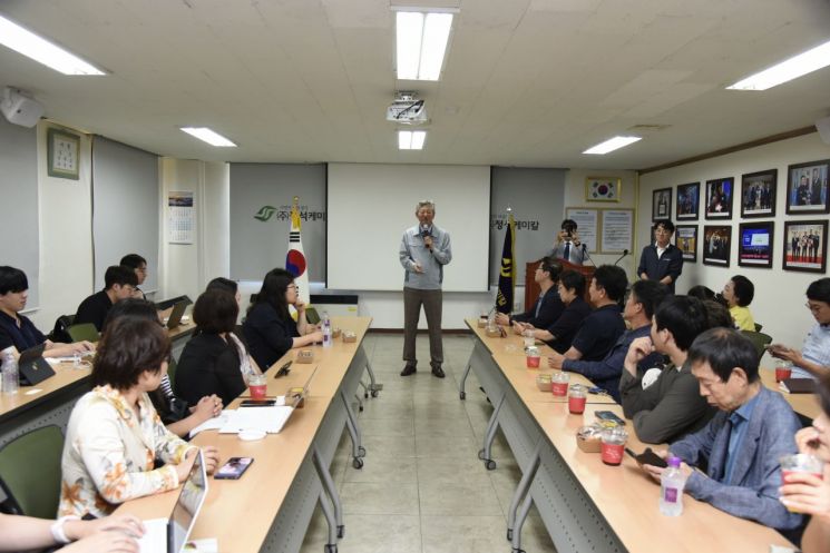 지난 25일 김용현 정석케미칼 대표가 전북 완주 본사 사무실에서 회사에 대해 설명하고 있다. [사진 제공=벤처기업협회]