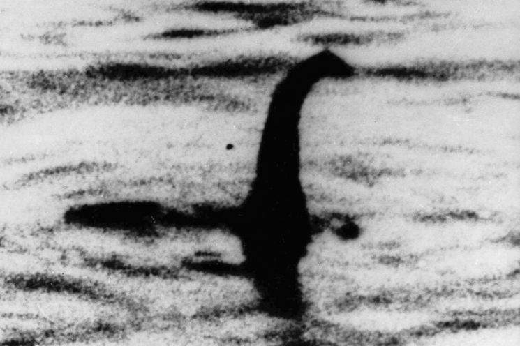 1934년에는 네스호 괴물인 네시로 추정되는 검은 물체가 호수 밖으로 길쭉한 머리를 내민 모습을 찍은 사진이 '외과의사의 사진'이라는 이름으로 유명해졌으나, 이는 결국 가짜로 판명됐다. [이미지출처=AP연합뉴스]