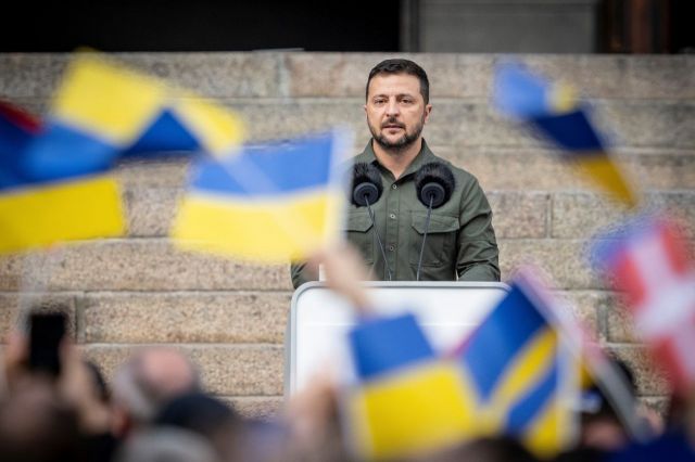 볼로디미르 젤렌스키 우크라이나 대통령이 지난 21일(현지시간) 덴마크 코펜하겐 의사당 앞에서 연설하고 있다.[이미지출처=로이터 연합뉴스]