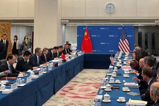 지나 러몬도 미국 상무장관(오른쪽)이 28일 중국 베이징에서 왕원타오 중국 상무부장(왼쪽)과 회의하고 있다.[이미지출처=로이터 연합뉴스]