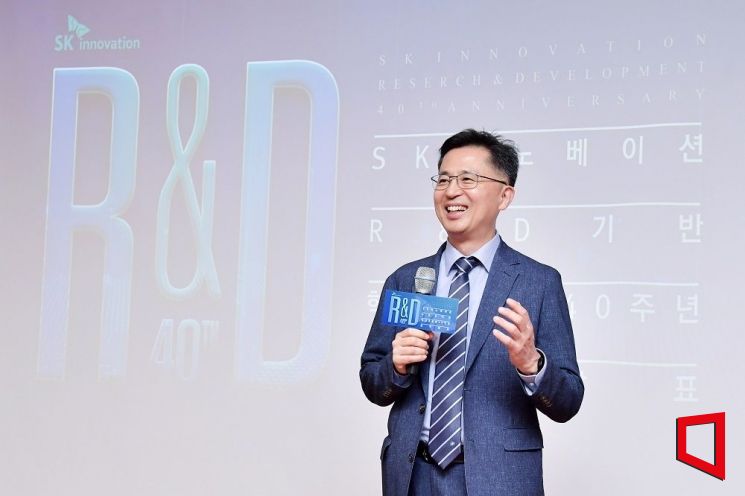 송재용 서울대학교 경영대학 교수가 28일 SK서린빌딩에서 열린 ‘SK이노베이션 R&D 경영 40주년 연구’ 컨퍼런스에서 발표를 하고 있다.