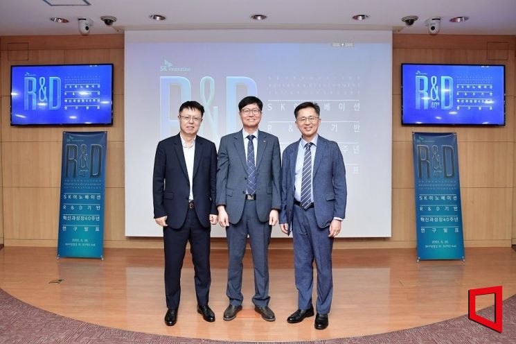 이지환 KAIST 경영공학부 교수(왼쪽부터)와 이성준 SK이노베이션 환경과학기술원장, 송재용 서울대 경영대학 교수가 28일 SK서린빌딩에서 열린 ‘SK이노베이션 R&D 경영 40주년 연구’ 컨퍼런스에서 기념촬영을 하고 있다.