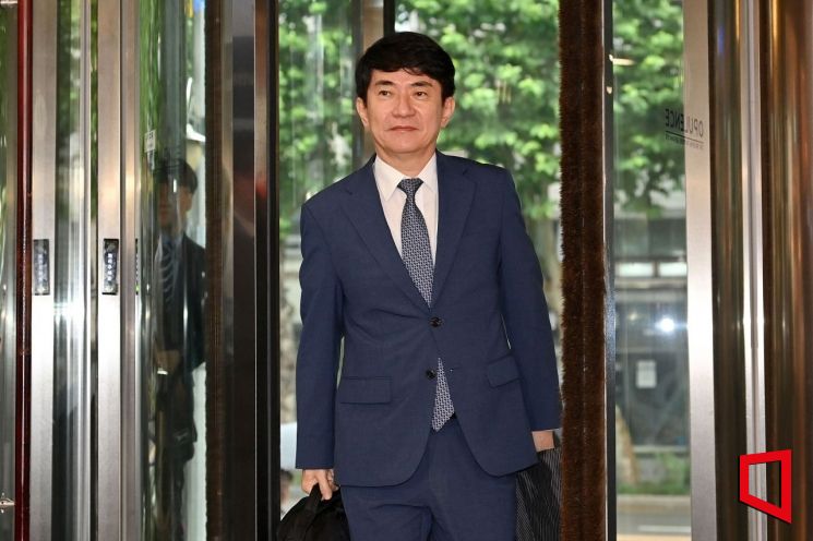 이균용 대법원장 후보자가 지난달 29일 오전 서울 서초구에 위치한 인사청문회 준비 사무실로 출근하고 있다. 사진=허영한 기자 younghan@