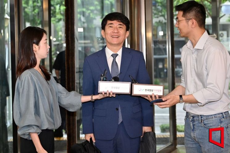 이균용 대법원장 후보자가 29일 오전 서울 서초구에 위치한 인사청문회 준비 사무실로 출근하며 취재진의 질의에 답변하고 있다. 사진=허영한 기자 younghan@