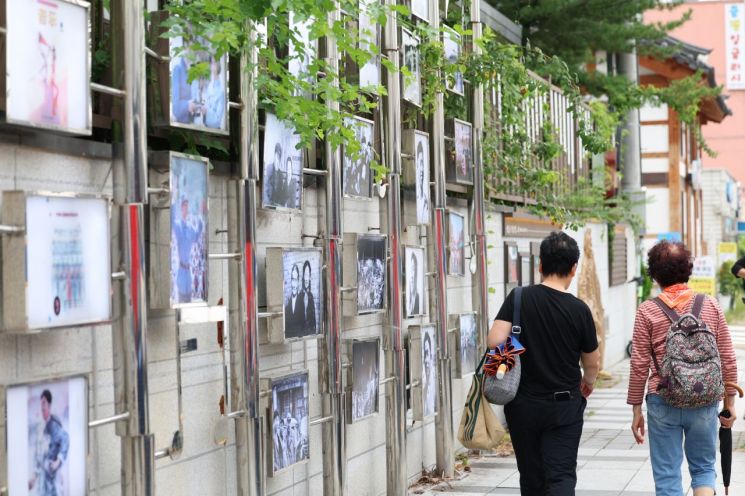 정율성 기념사업 찬반 논란이 이어진 28일 오후 광주 남구에 조성된 정율성로를 시민이 지나가고 있다. [이미지출처=연합뉴스]